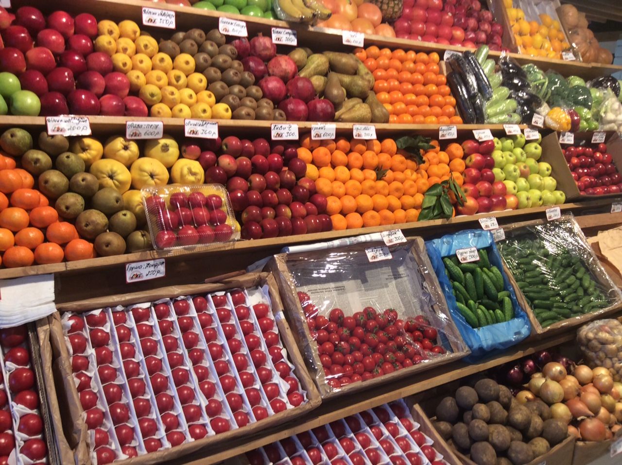 Плодовые товары. Магазин овощи фрукты. Фрукты на рынке. Ассортимент фруктов и овощей. Фрукты ассортимент.