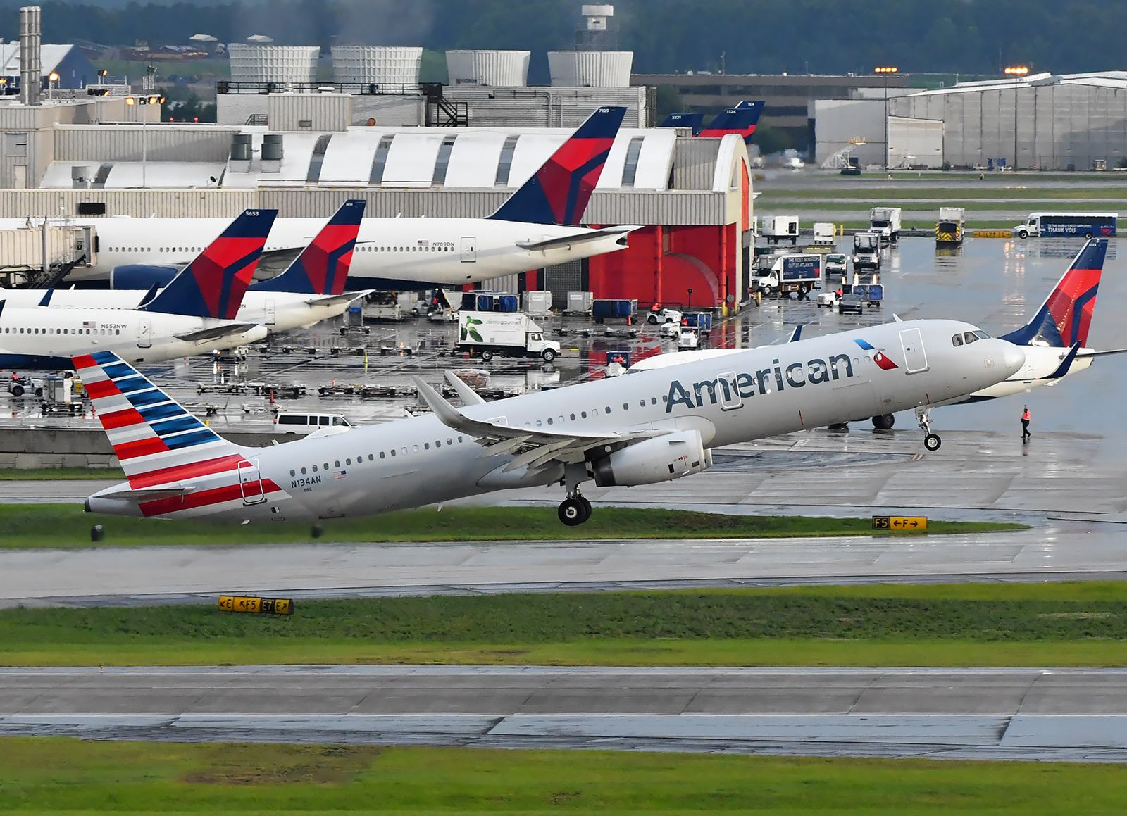 American airlines. Американ Эйрлайнс. Авиапарк Американ Эйрлайнс. Американ Эйрлайнс 1990 самолеты. American Airlines Эйрбас а300.